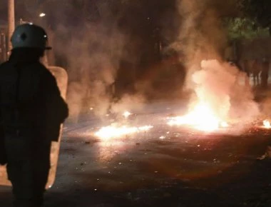 Διπλή επίθεση με βόμβες μολότοφ κατά των ανδρών των ΜΑΤ γύρω από το Πολυτεχνείο